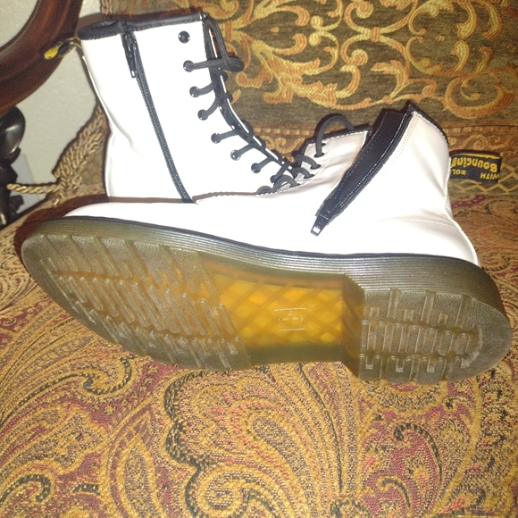 DR.MARTENS 1460 WOMENS ANKLE BOOTS COMFORT WHITE PATENT LEATHER SIZE 37 NEW - Picture 2 of 3